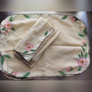 Vintage embroidered 8 pc napkin and placemat set EUC